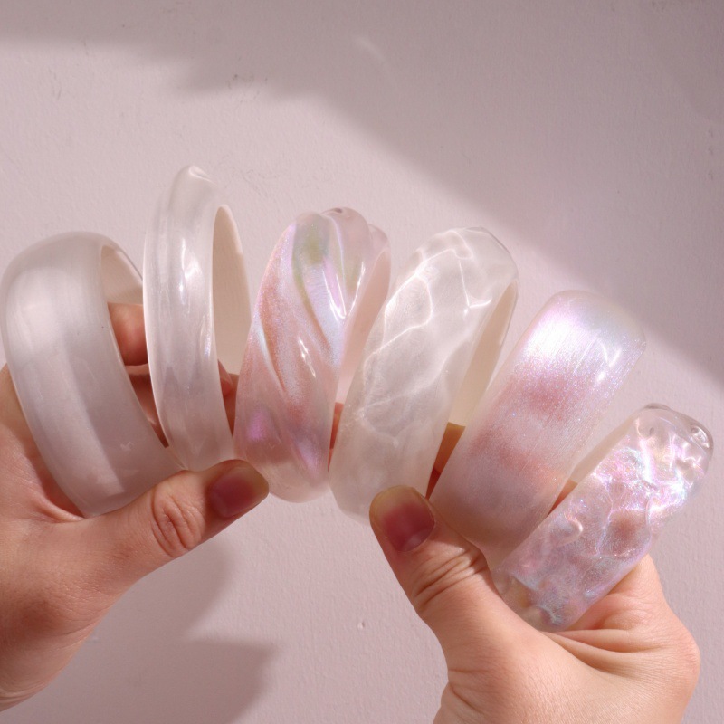 White Ripple-Effect Round Resin Bracelet