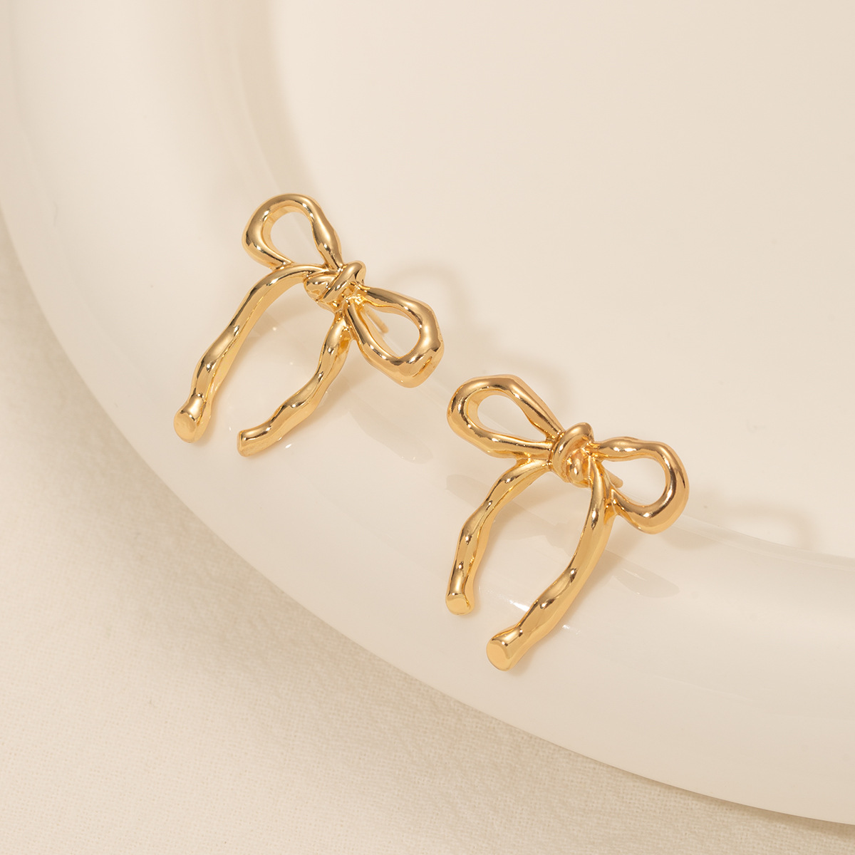 Gold Bow Stud Earrings Simple Fashion - Image 3