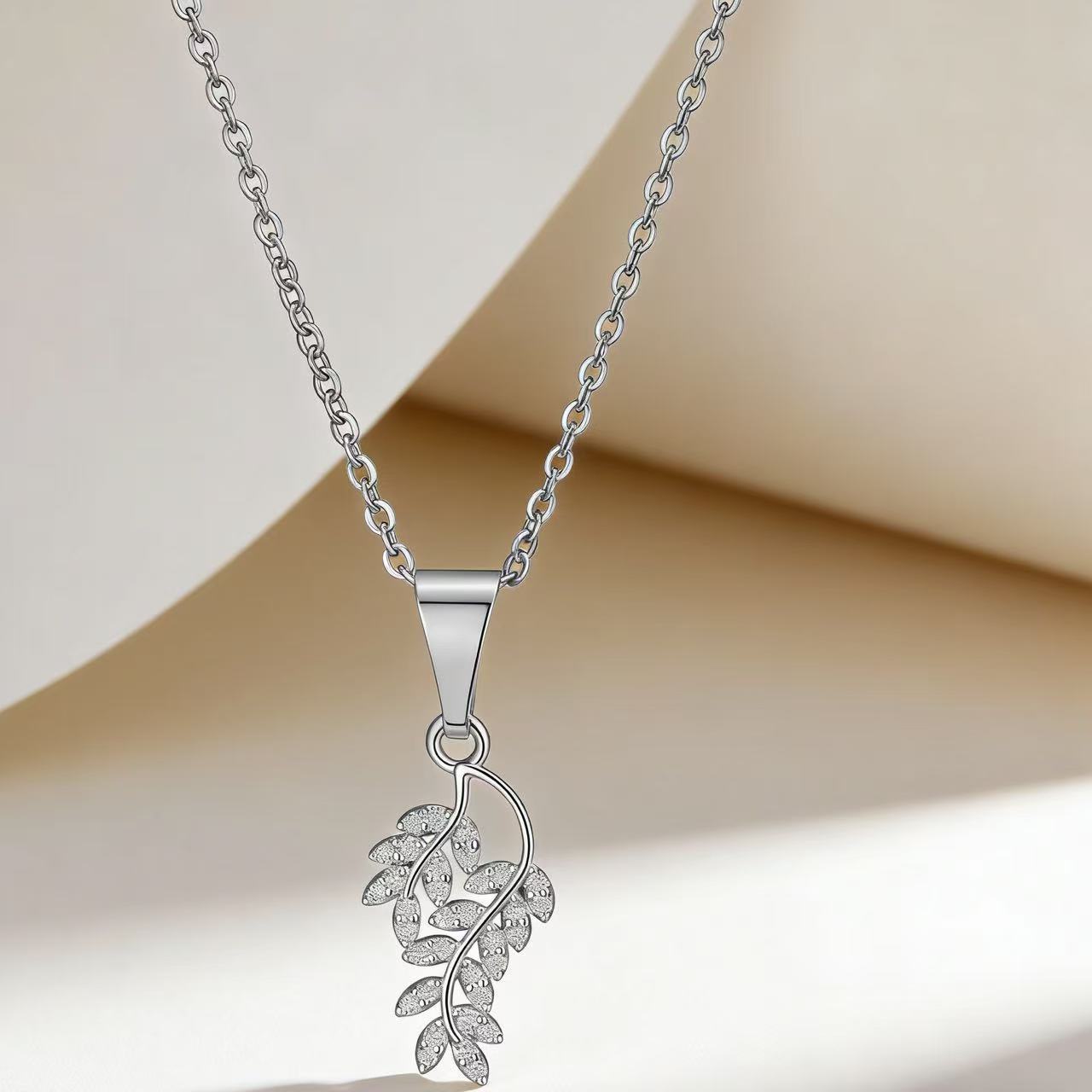 Heart Shaped Zircon Necklace For Women Clavicle Length Chain With A Gold Plated Pendant