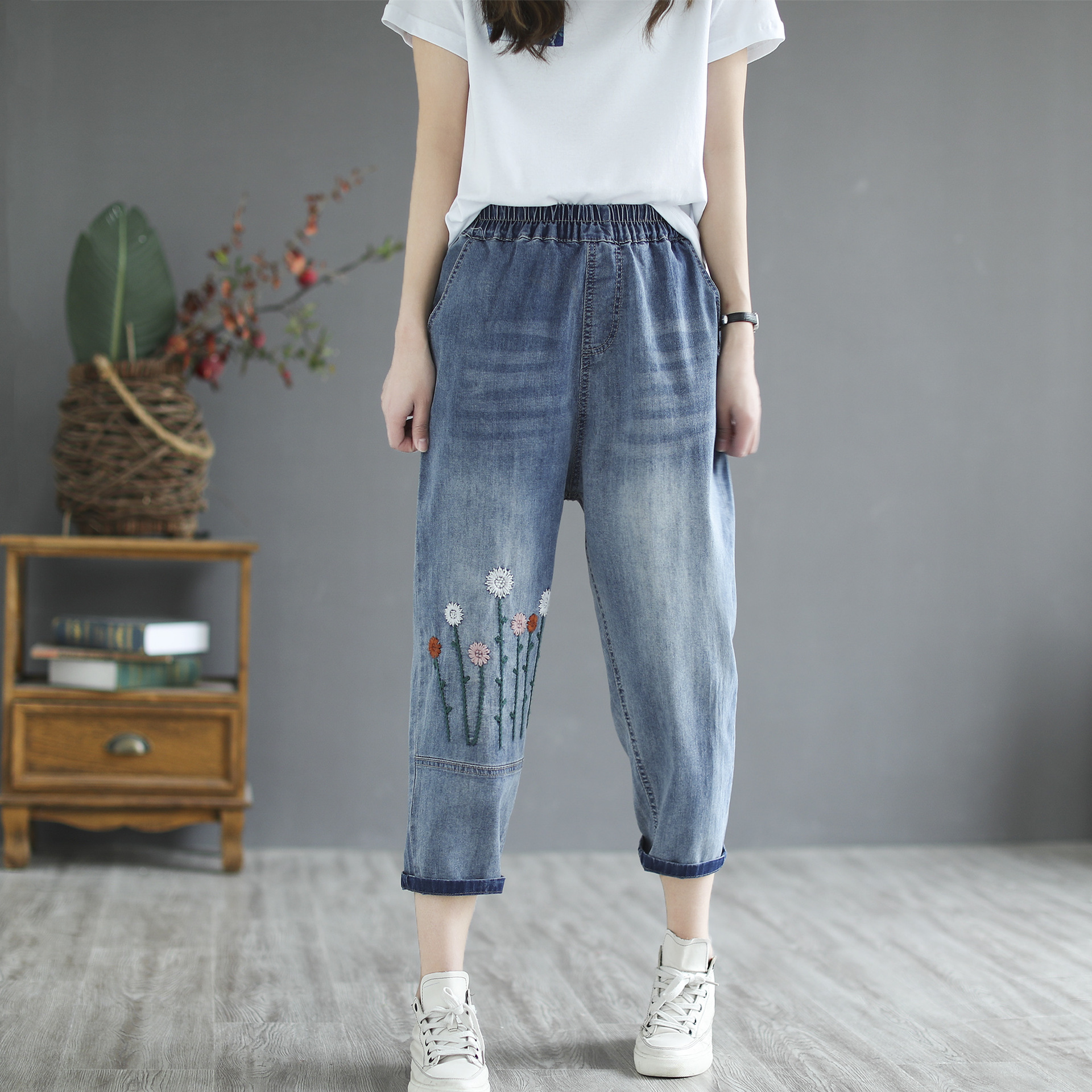 Title 1, Damen Retro Jeans mit Literarischer Stickerei S...