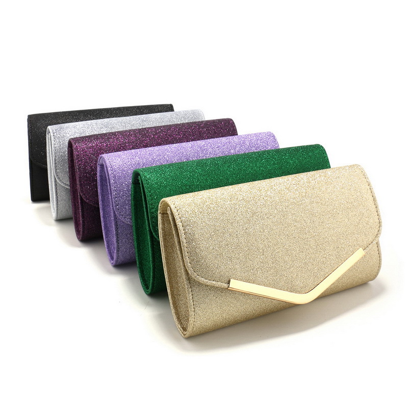 حقيبة عشاء فاخرة مزينة بترتر مطفي وتفاصيل معدنية راقية