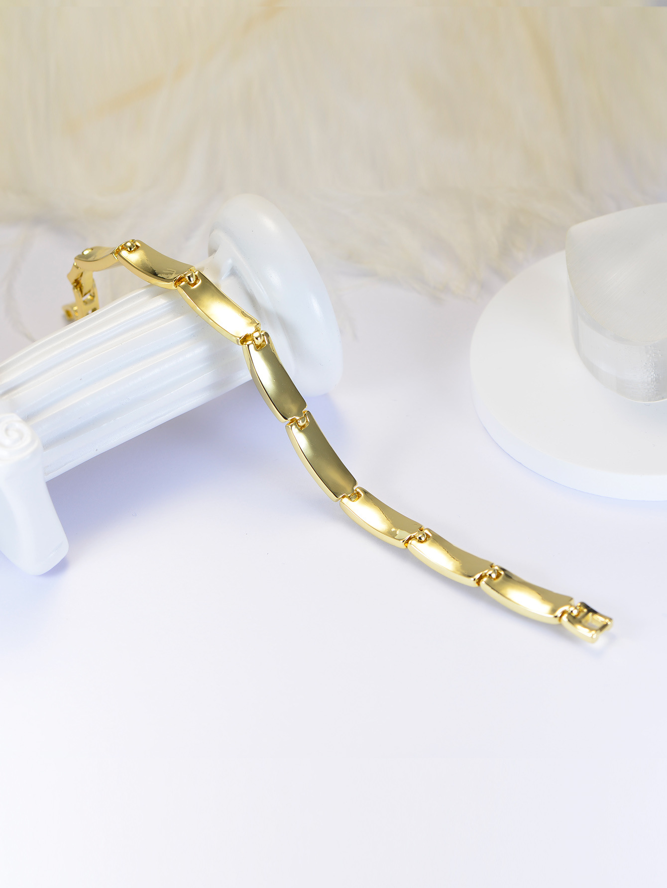 Elegant Gold Bracelet Design