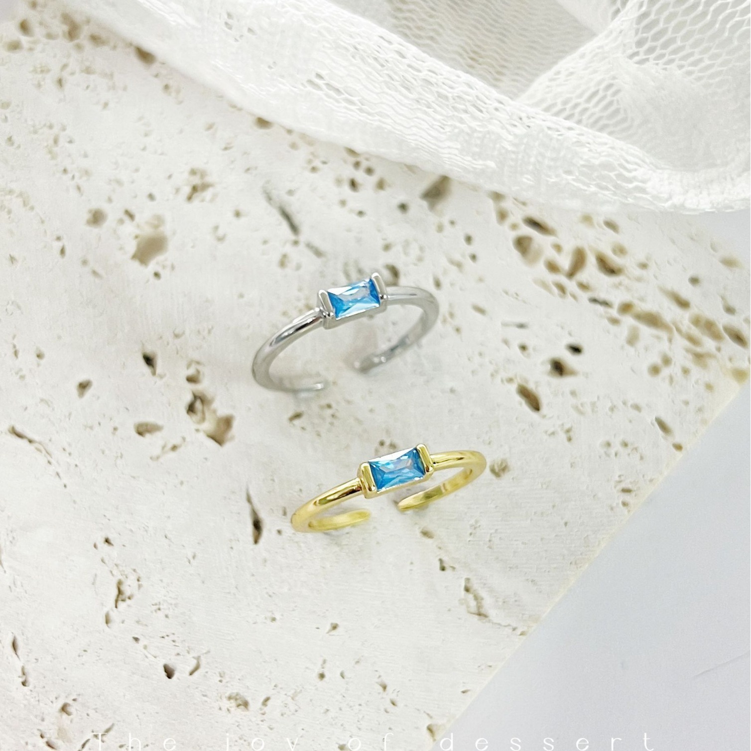 خاتم دائري ناعم بتصميم مكعبات الثلج وحجر أكوامارين محفور بالزجاج