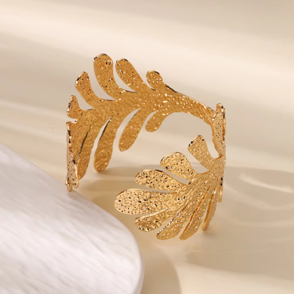 Polished high-end bracelet for formal occasions