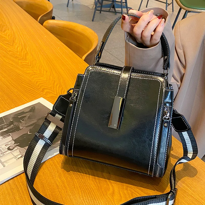 Genuine Leather Women's Fashion Portable Shoulder Commute Crossbody Bag - Black