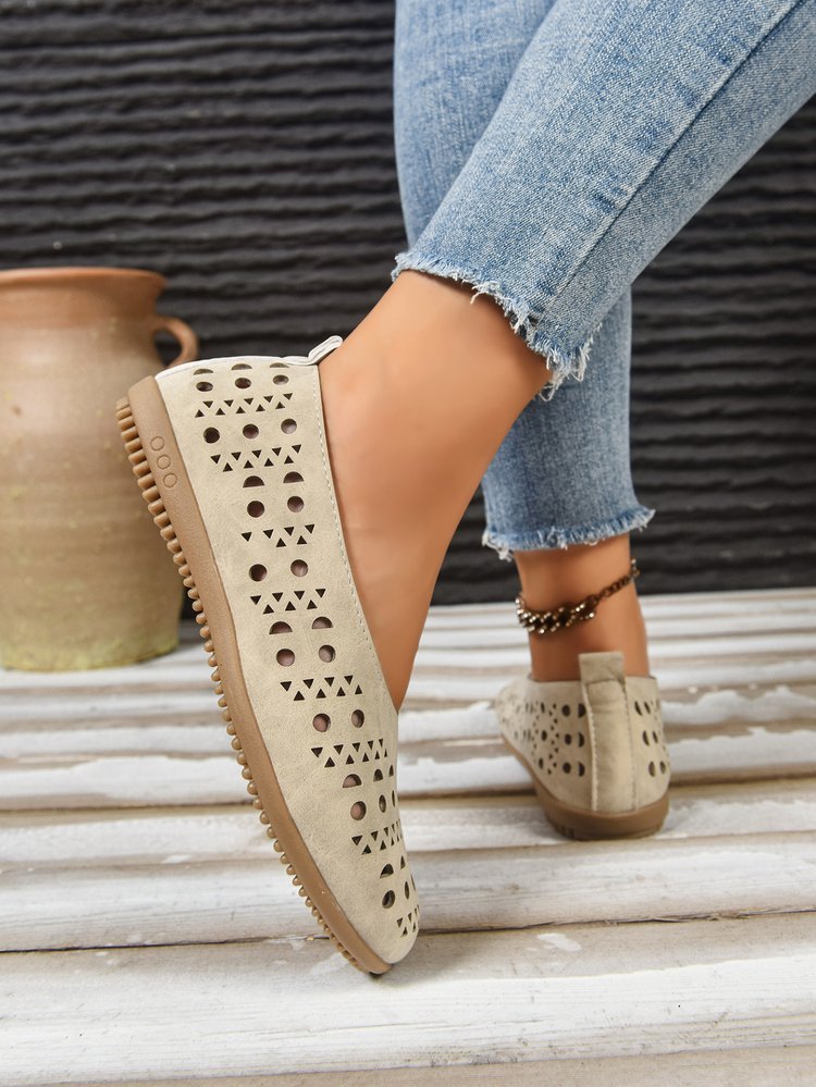 Women's wide size leather pumps in khaki – front view