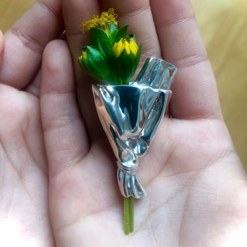 Simple And Stylish Bouquet Brooch That Can Be Worn With Flowers Freely
