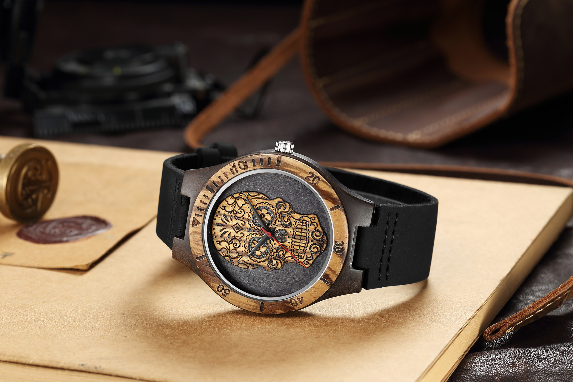 Title 5, Houten schedel horloge met kwarts uurwerk en du...