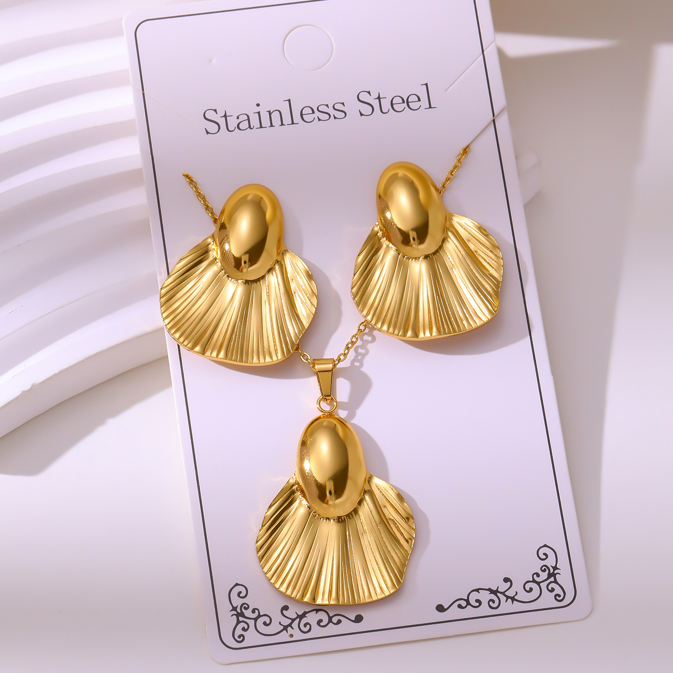 Oil-pressure Set Vintage Palace-style Stud Earrings And Necklace Non-fading Stainless Steel Gold-plated Jewelry