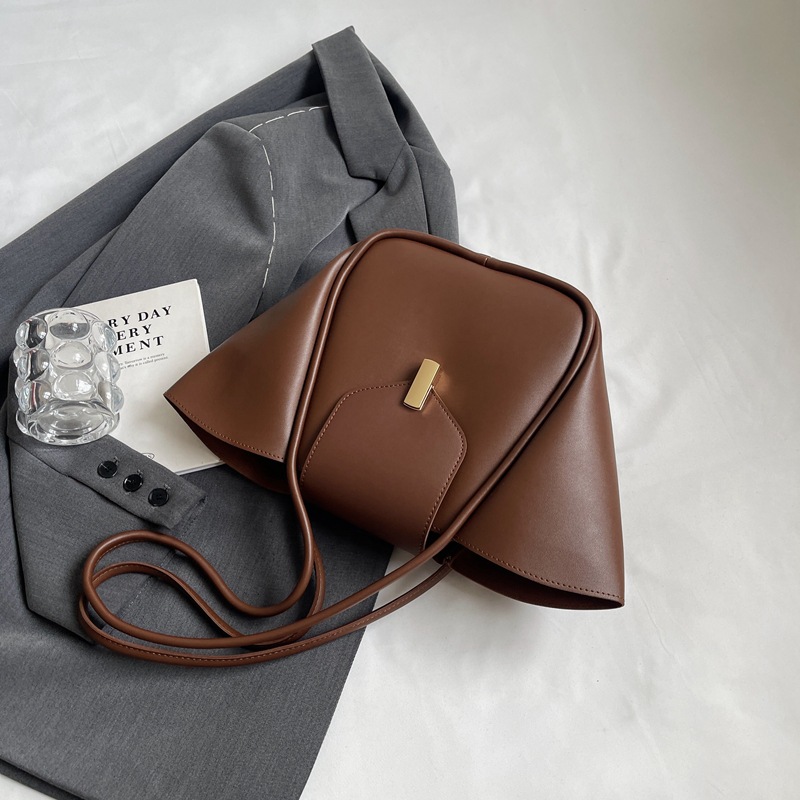 Sac seau commuter — Street fashion, coutures visibles 1