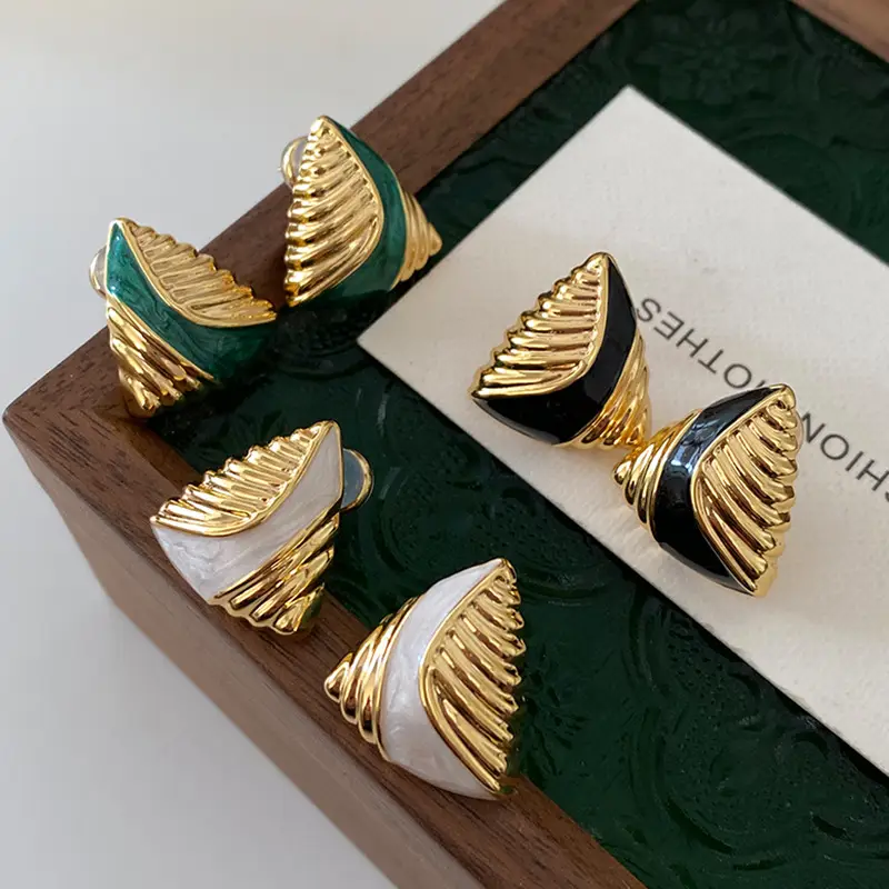 Women's Fashion Geometry Pattern Triangle Earrings