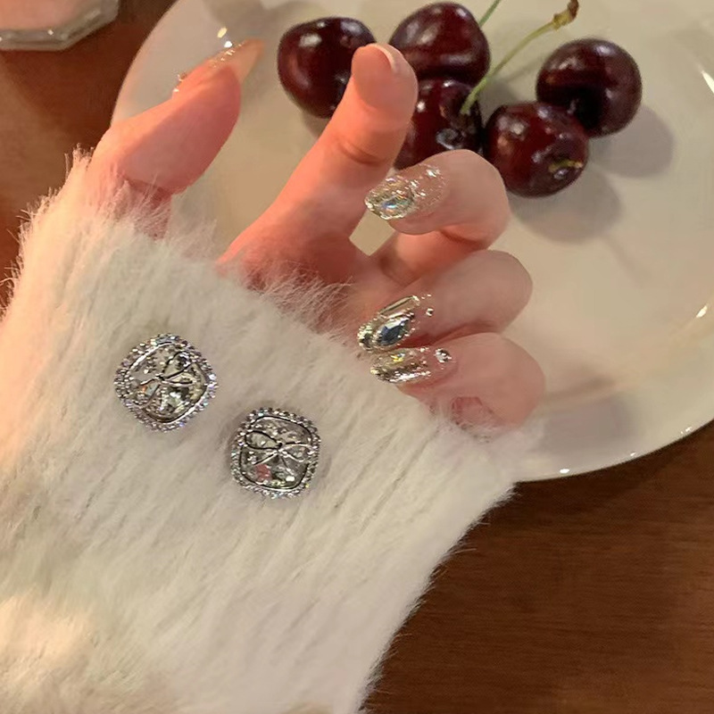 Luxury Lady Full-jeweled Stud Earrings Simple