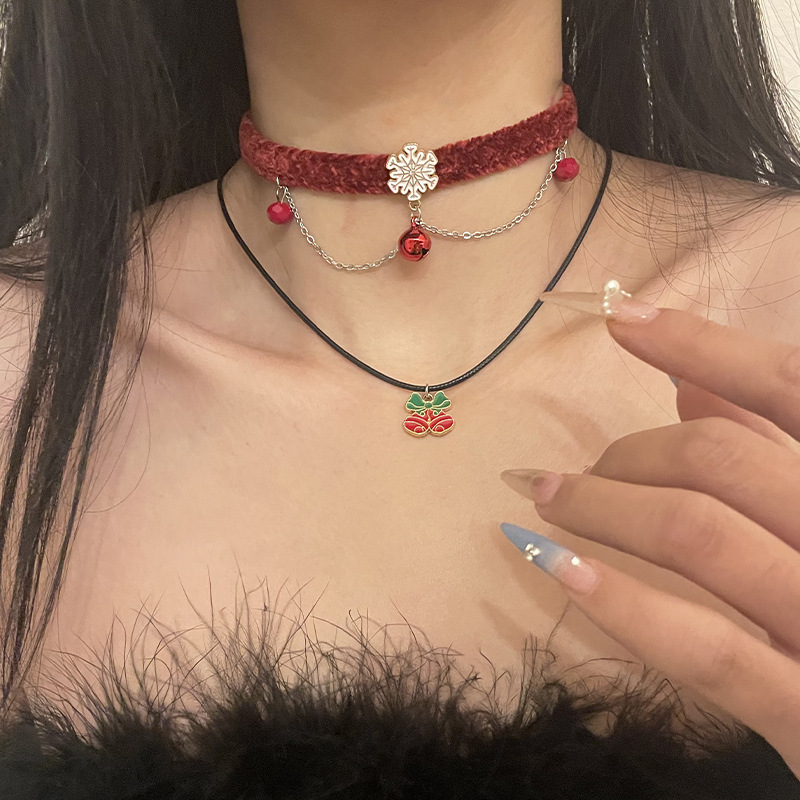 Jingling Bell Stitching Snowflake Necklace