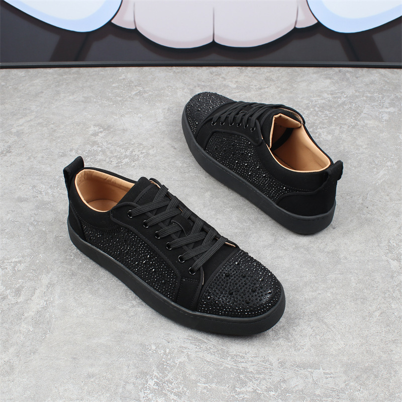 حذاء رجالي منخفض من الفاشن بنعل أحمر وترصيعات لامعة مريح وقابل للتنفس