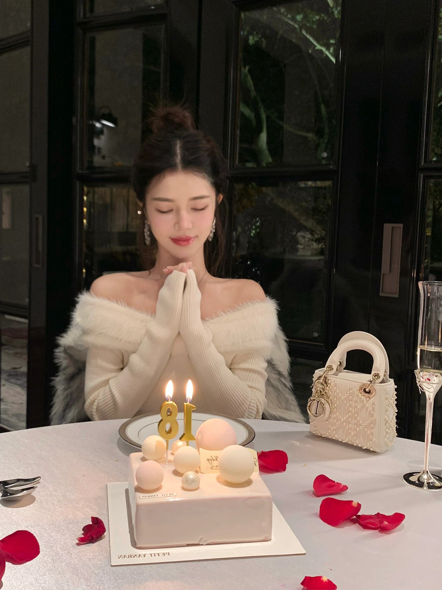 Off-shoulder White Knitted Fabric Dress Temperament