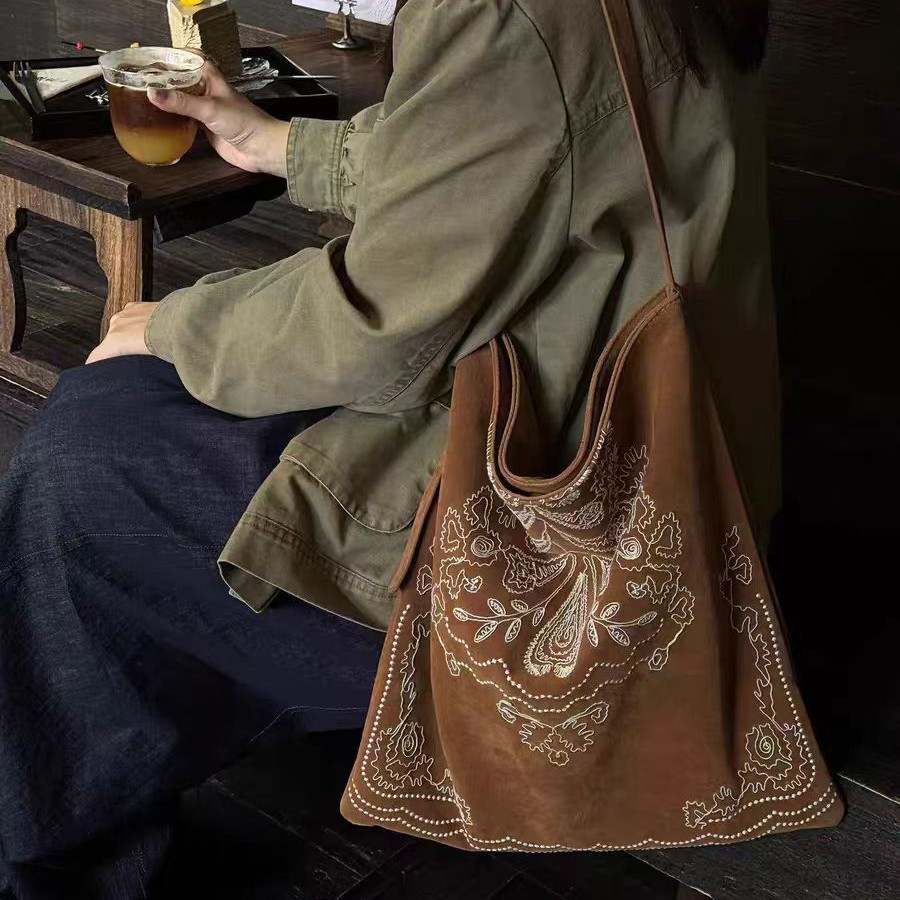 Geantă de croșetat din piele de căprioară ecologică cu broderie în stil etnic