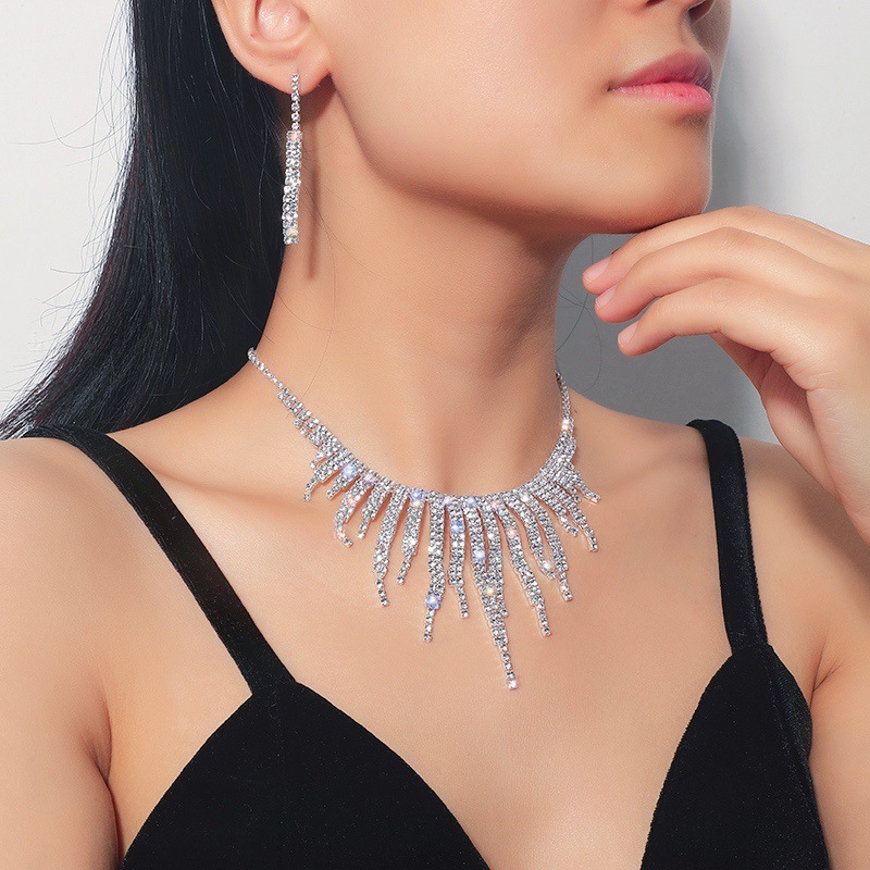 طقم قلادة وأقراط بسيط مرصع بالأحجار اللامعة لسلسلة، إكسسوارات فستان الزفاف والحفلات المسائية