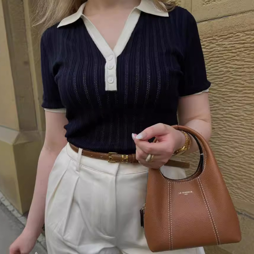 بلوزة نسائية بياقة بولو برقبة V ونقشة لونية متباينة بتصميم محبوك ونحيف