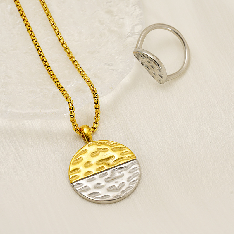 Simple Round Retro Two-Tone Disc Indented Stainless Steel Necklace For Women