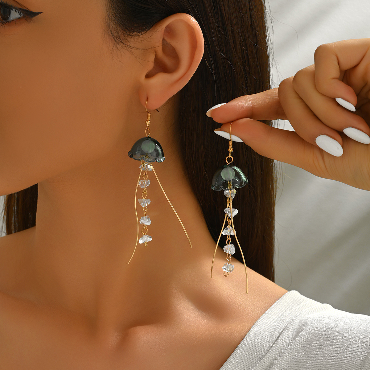 Fashionable Tassel Sparkling Crystal Pendant Earrings