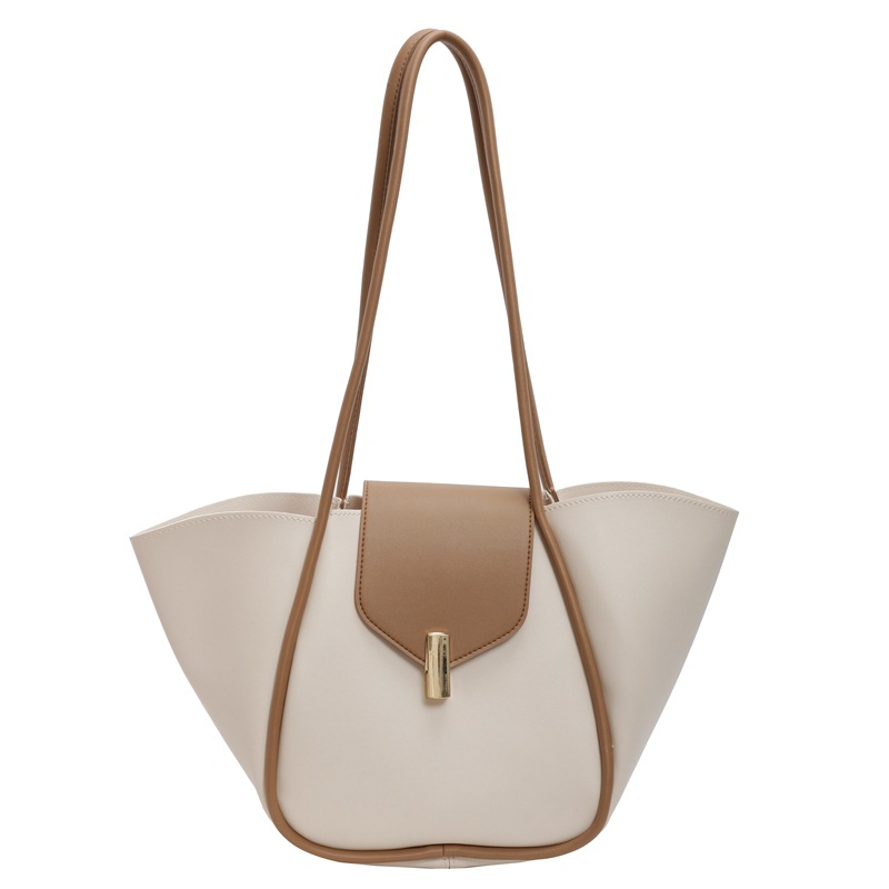 Sac seau commuter — Street fashion, coutures visibles 8