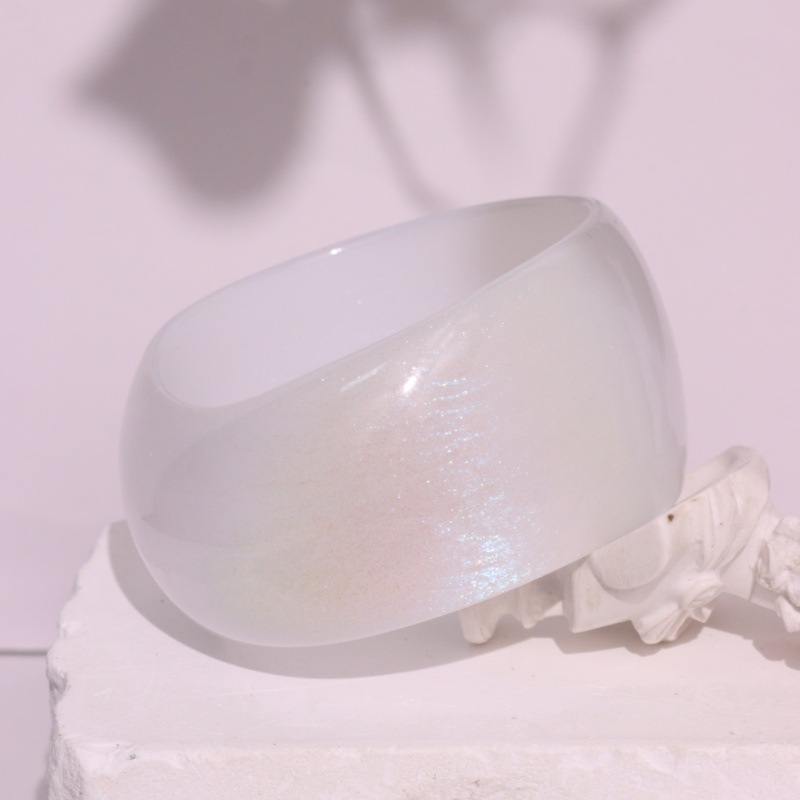 White Ripple-Effect Round Resin Bracelet