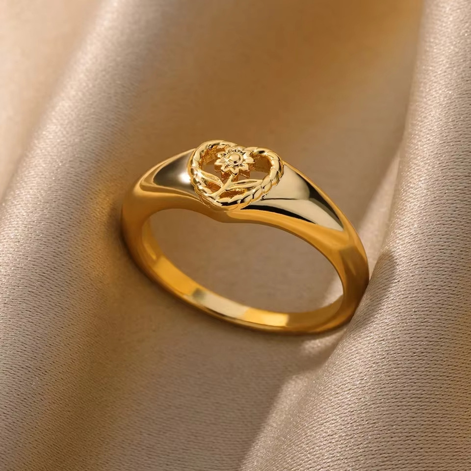 Modern gold ring for daily wear