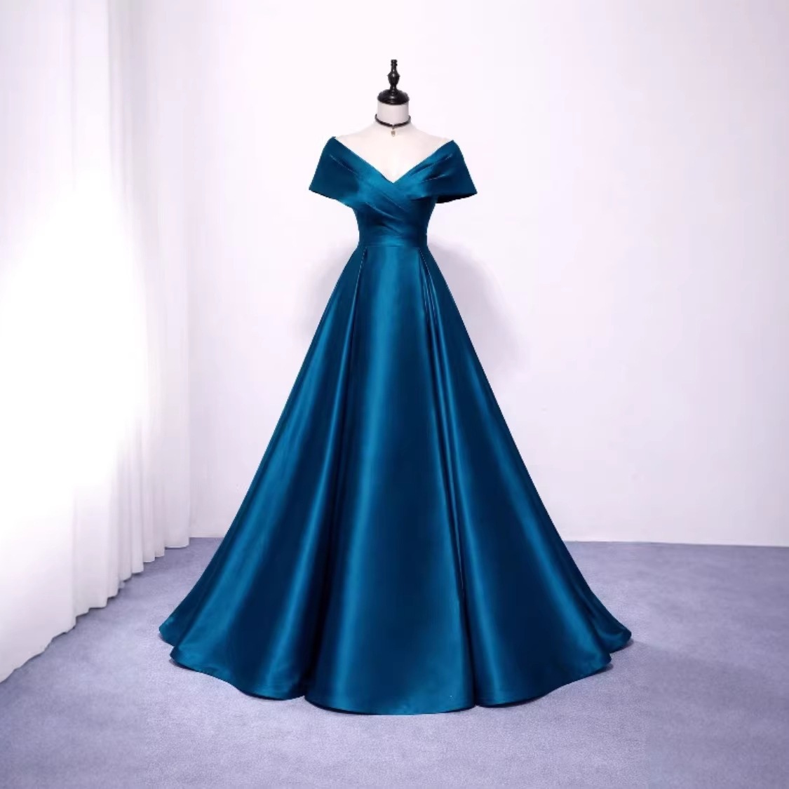 Elegant Long Dress For Stage Performances