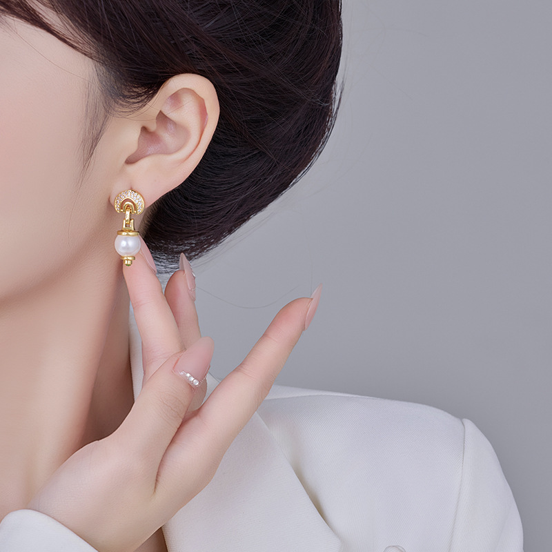 Zircon Horseshoe Buckle Pearl Earrings