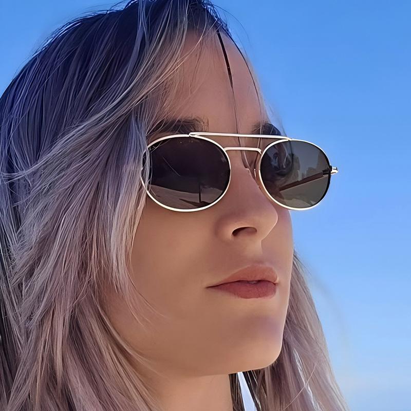 Oval sunglasses C4 gold frame brown tea lenses, model close-up shot