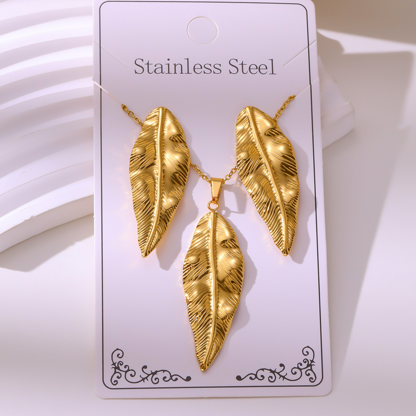 Oil-pressure Set Vintage Palace-style Stud Earrings And Necklace Non-fading Stainless Steel Gold-plated Jewelry