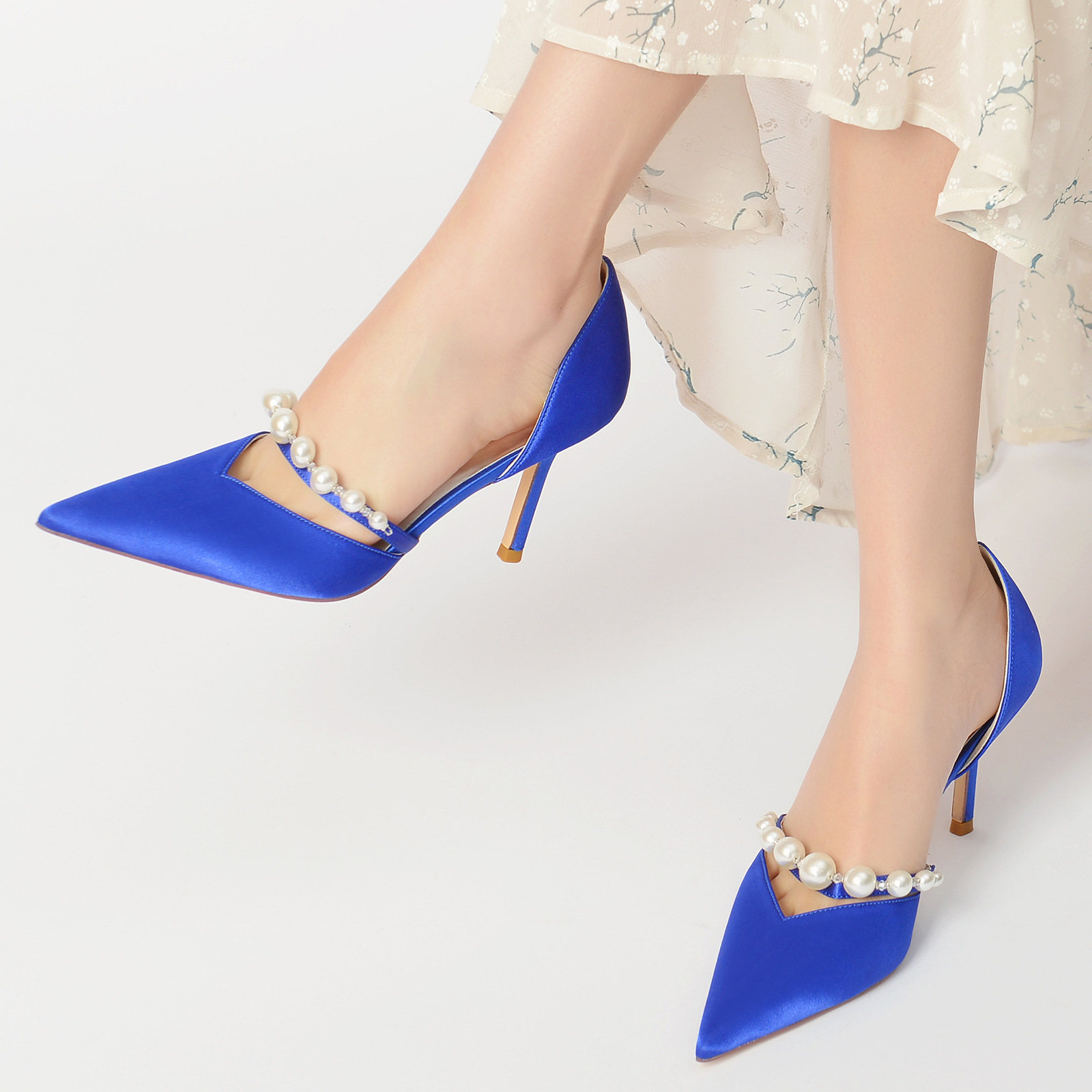 Title 52, Satijnen pumps met spitse neus, blokhak, strass...