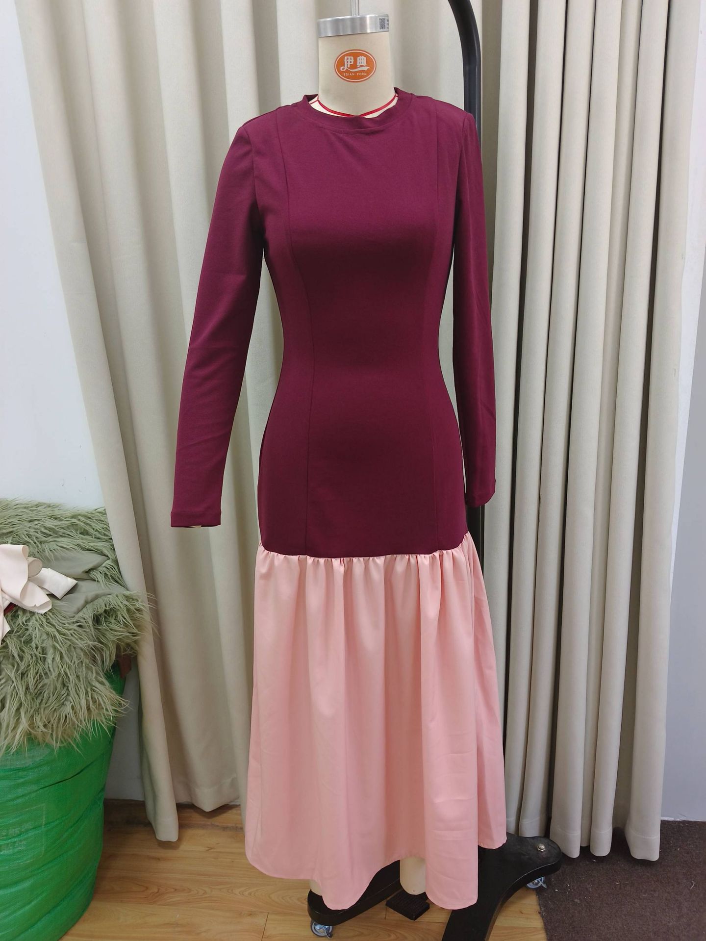 فستان أنيق بأكمام طويلة وقصة ضيقة متقاطعة ومطرز بتطريز زهور ثلاثية الأبعاد