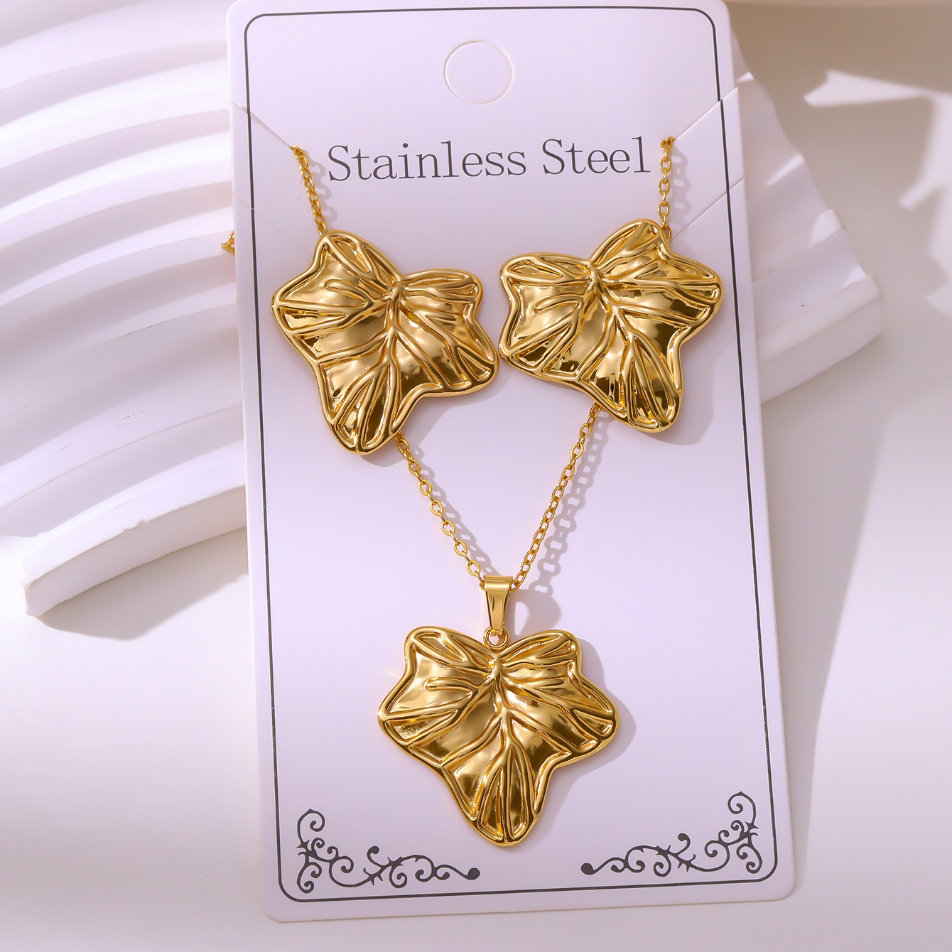 Oil-pressure Set Vintage Palace-style Stud Earrings And Necklace Non-fading Stainless Steel Gold-plated Jewelry