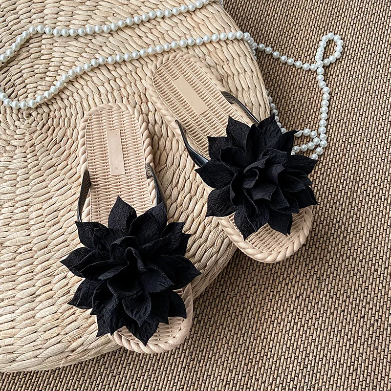 Gentle Woman Flowers All-matching Flat Shoes Non-slip Beach Sandals - Black