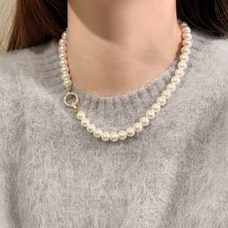 Retro Micro-inlaid Round Buckle Pearl Short Necklace