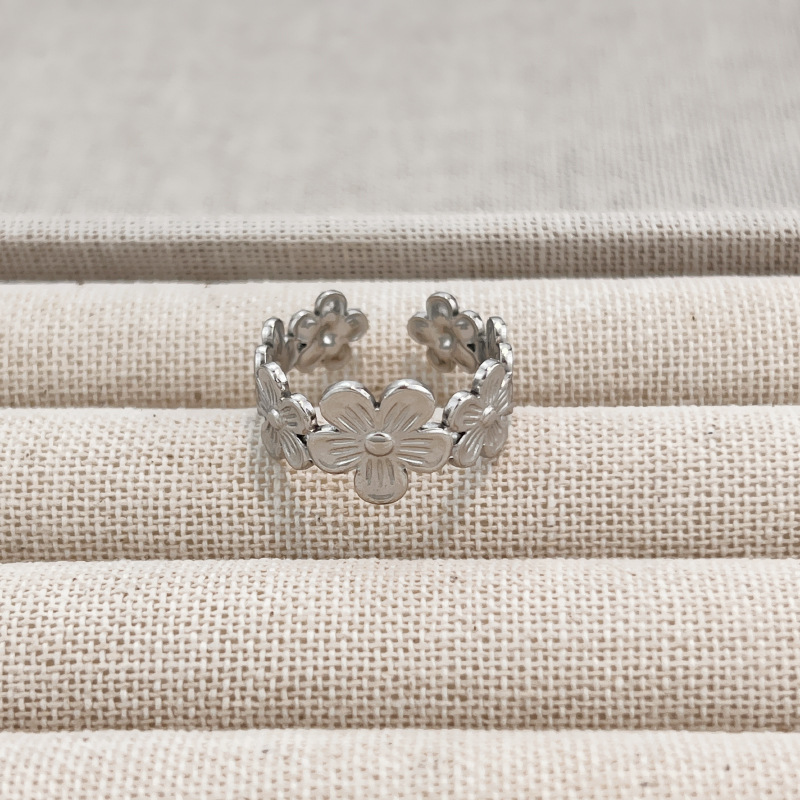 Colorfast Hollowed-out Heart Ring For Women