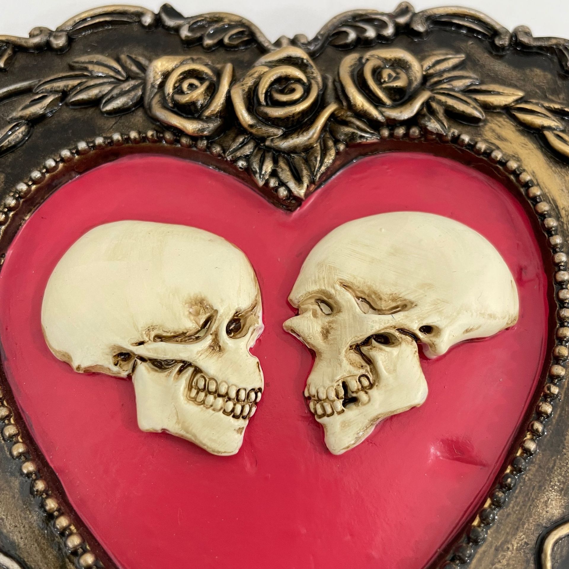 Title 5, Fashion Creative Resin Love Skull Ornaments