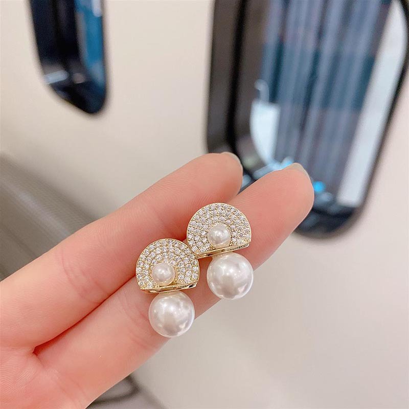 Trendy Women's Fan-shaped Pearl Stud Earrings
