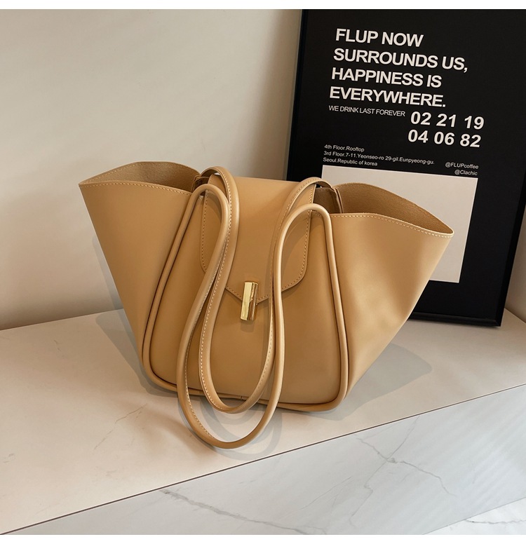 Sac seau commuter — Street fashion, coutures visibles 2