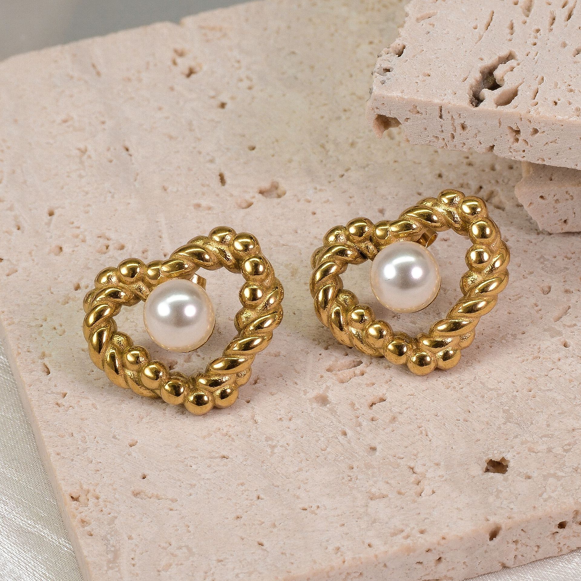 18K Fashion Retro Twist Pearl Heart-shaped Ear Studs