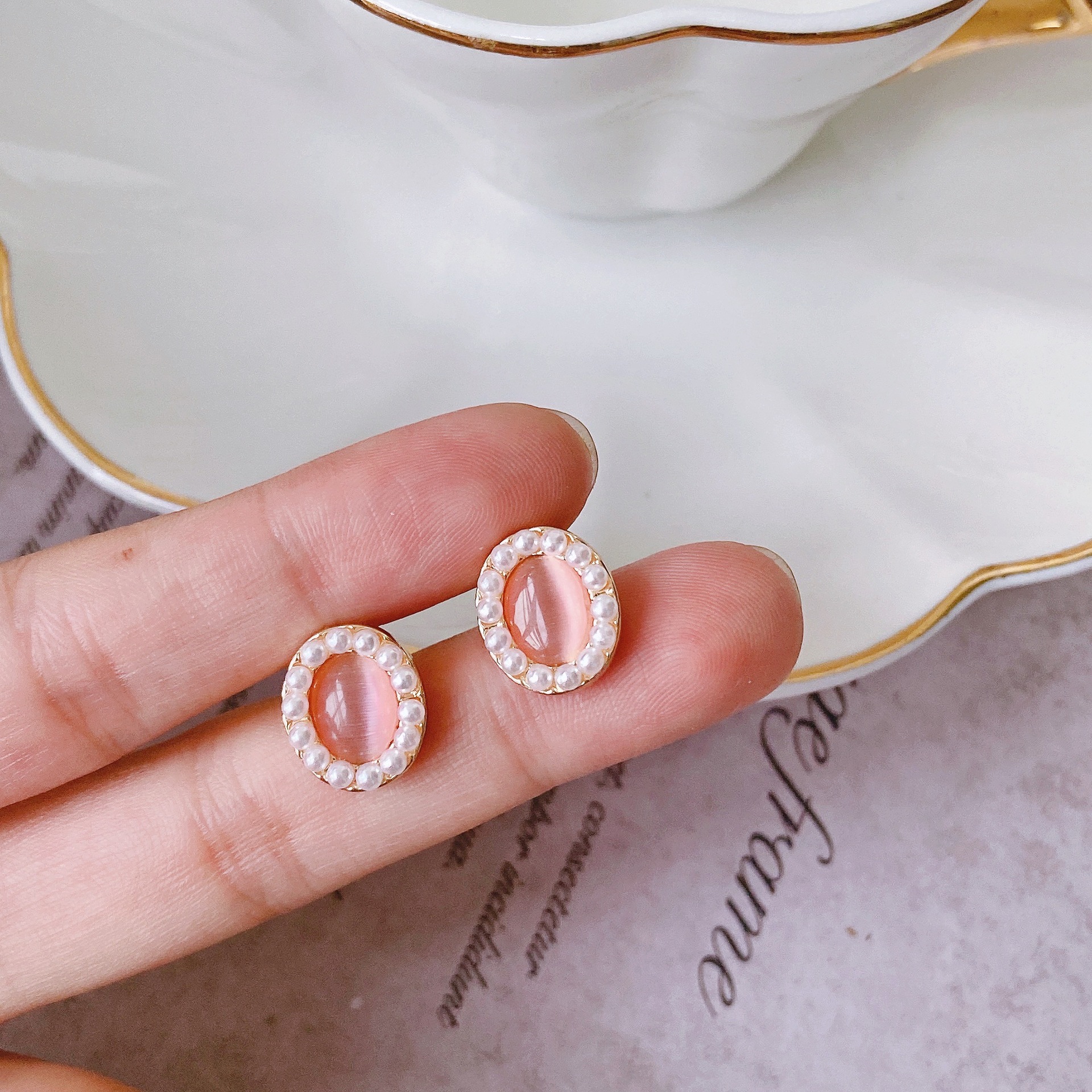 Retro Cat Eye Niche Elegant Pearl Stud Earrings