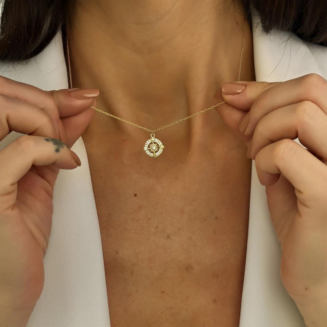 Vintage-style Aged Compass Pendant Necklace (Yellow Gold)