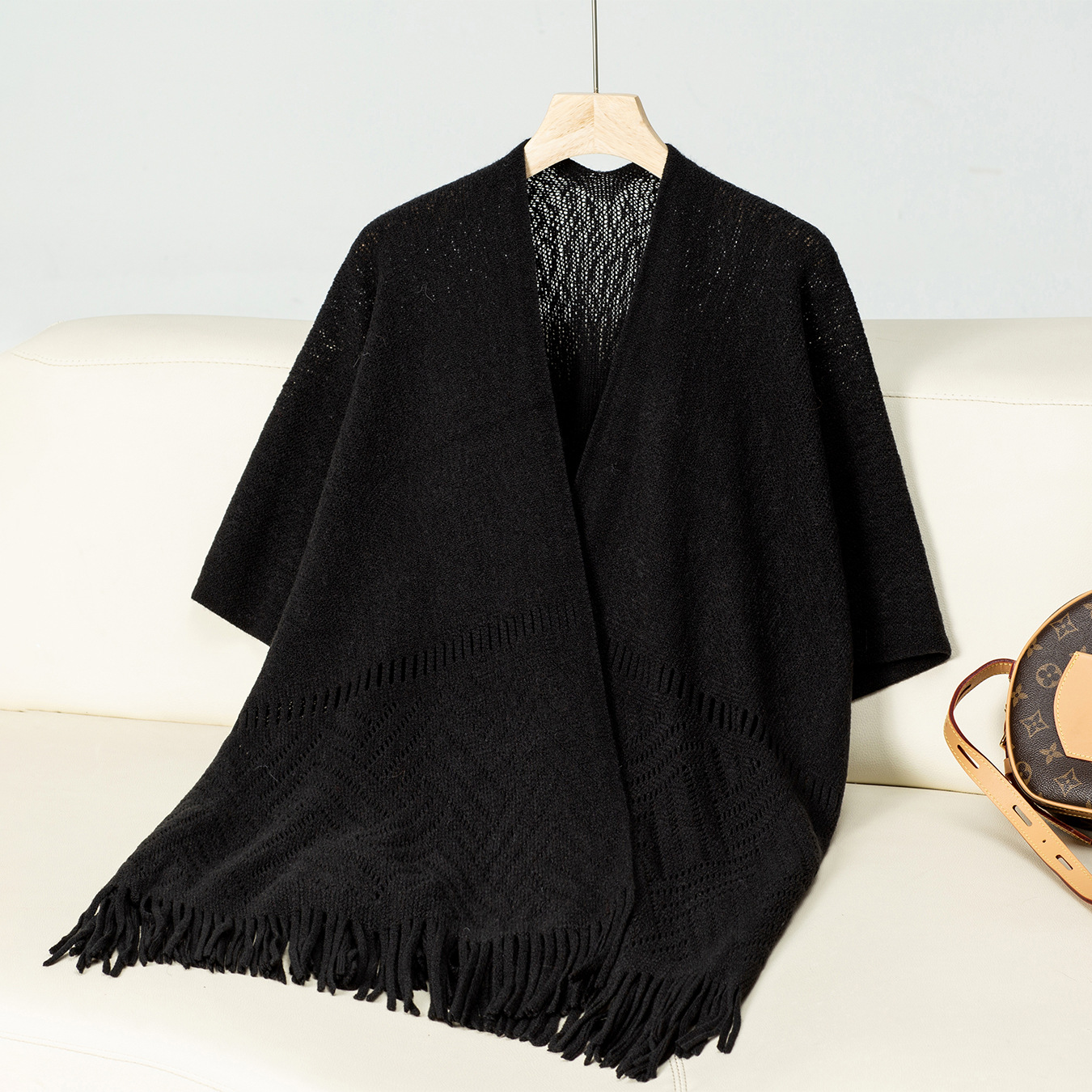 Women&#39;s autumn and winter casual loose sweater with tassel cape and shawl