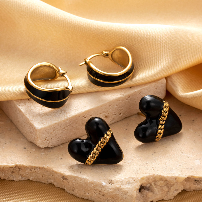 Fashionable Versatile Titanium Steel With A Personalized Stainless Steel Heart Design