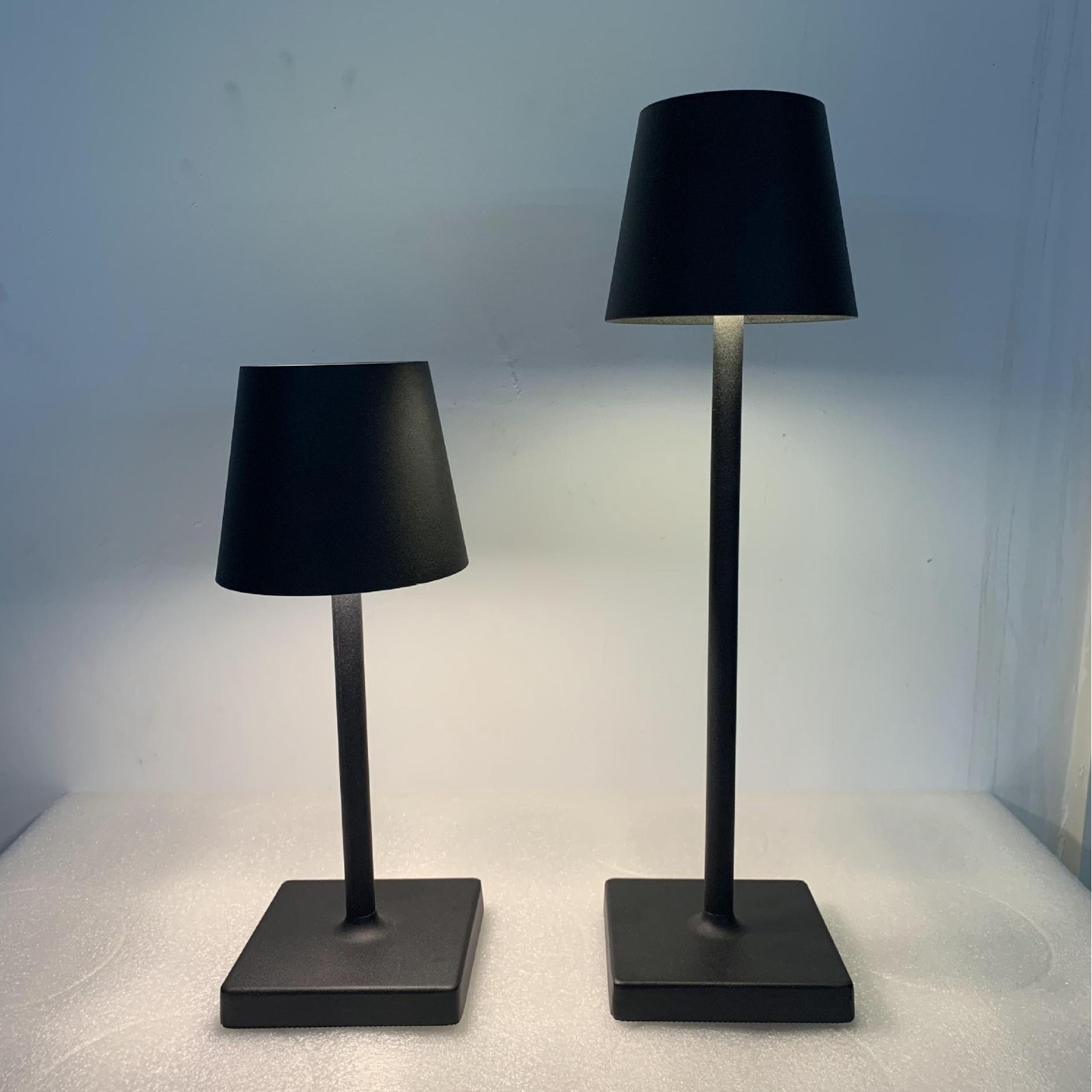 Tall All-aluminum USB-charging Desk Lamp