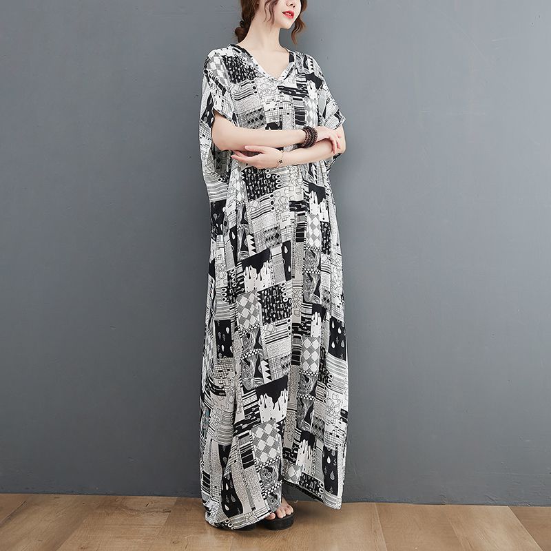 Women's Flab Hiding Vacation Black And White Plus Size Dress