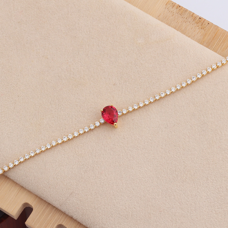 قلادة بسيطة بتصميم قطرة من الزركون المطعّم