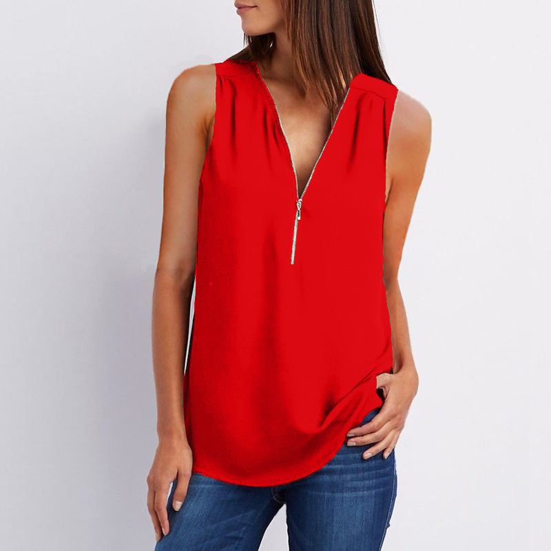 Title 7, Doutzen Blusa in chiffon senza maniche con scol...