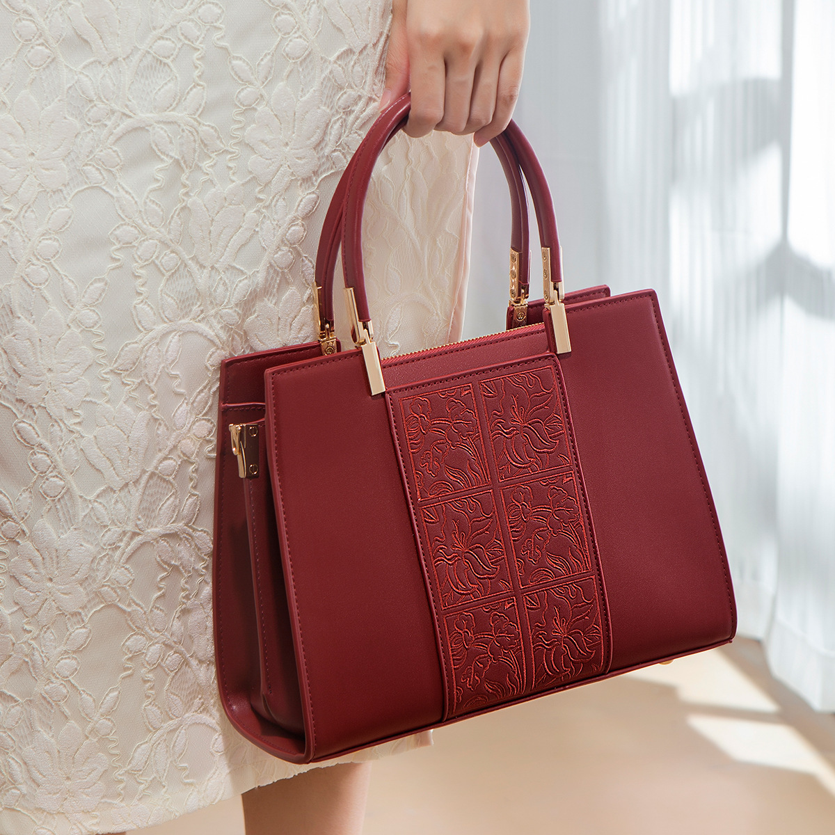 The Perfect Fashion Choice For Sophisticated Women A High-end Red Handbag